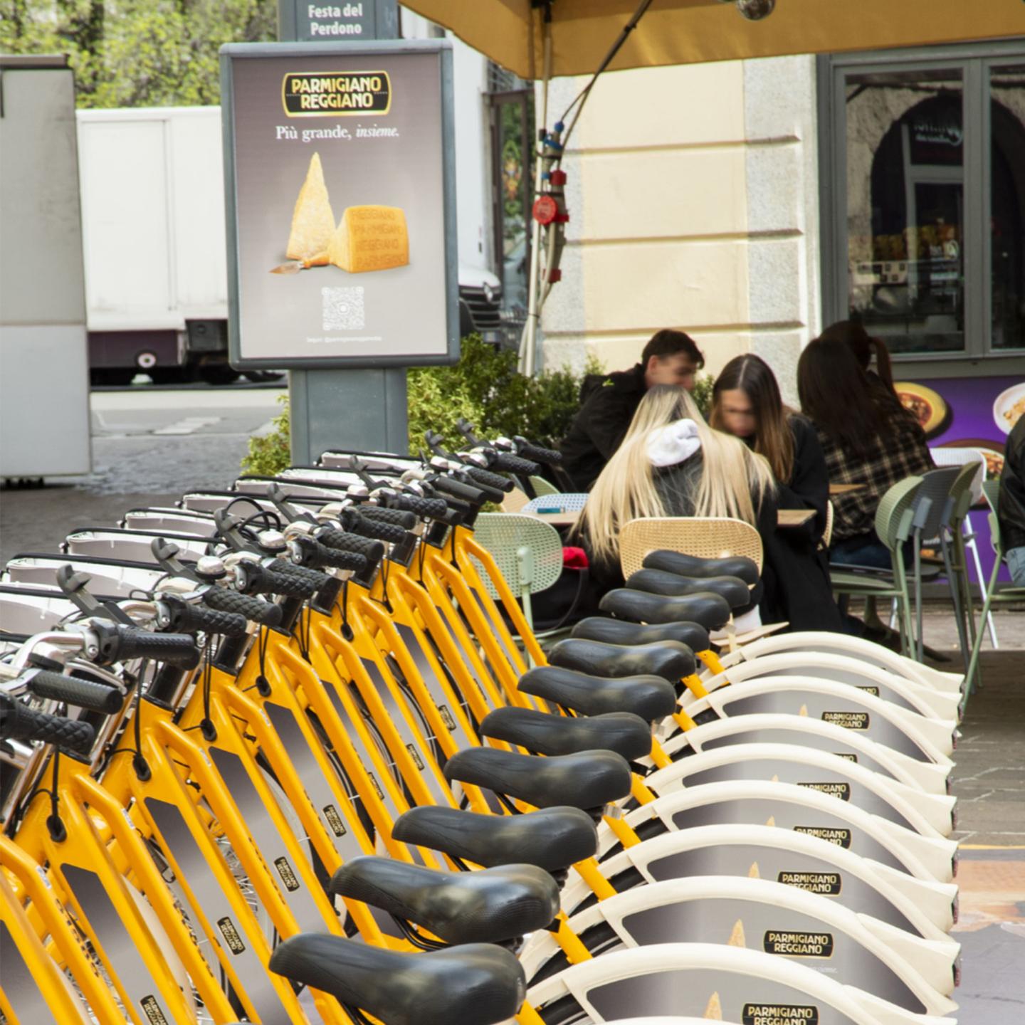 Urban mobility media by IGPDecaux: Parmigiano Reggiano transforms Milan’s bike-sharing scheme into a moving showcase.