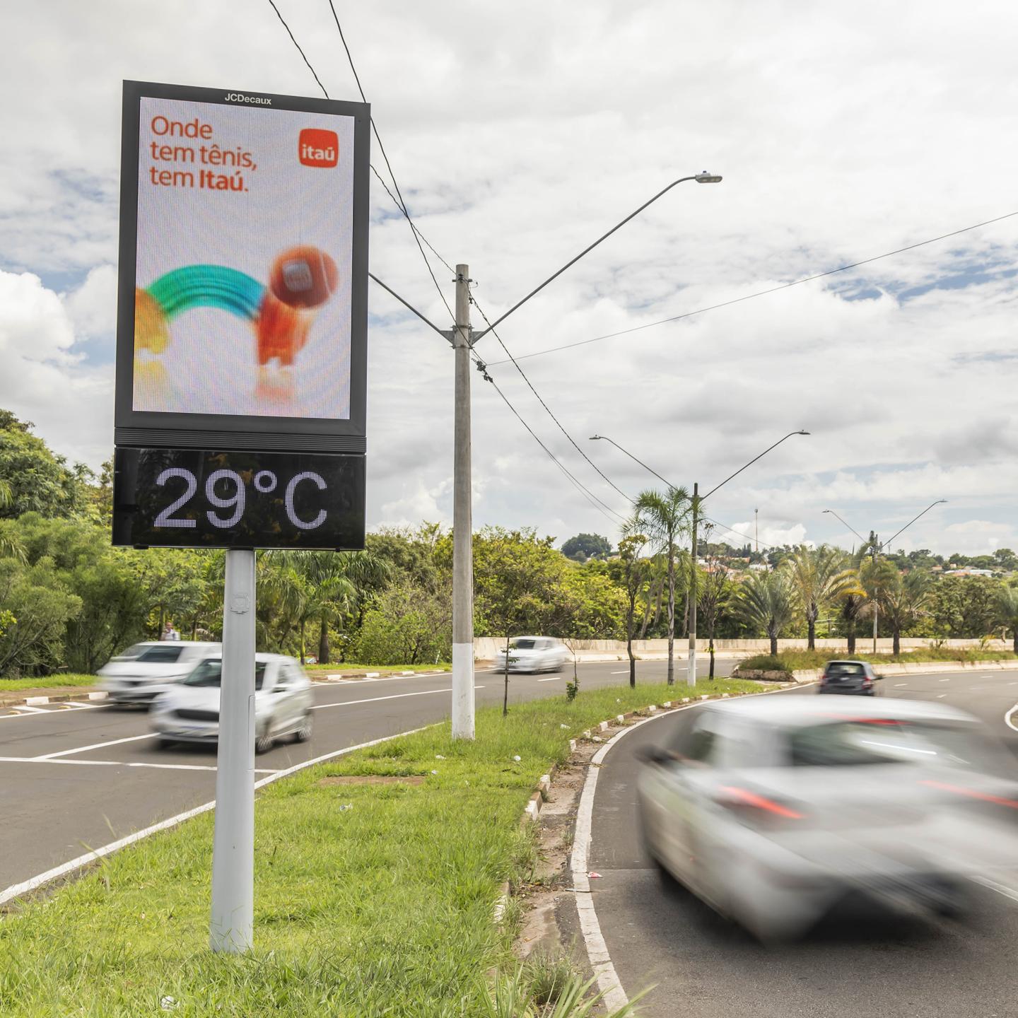 JCDecaux street furniture in São Paulo displaying Miami Open tennis imagery and Itaú sponsorship