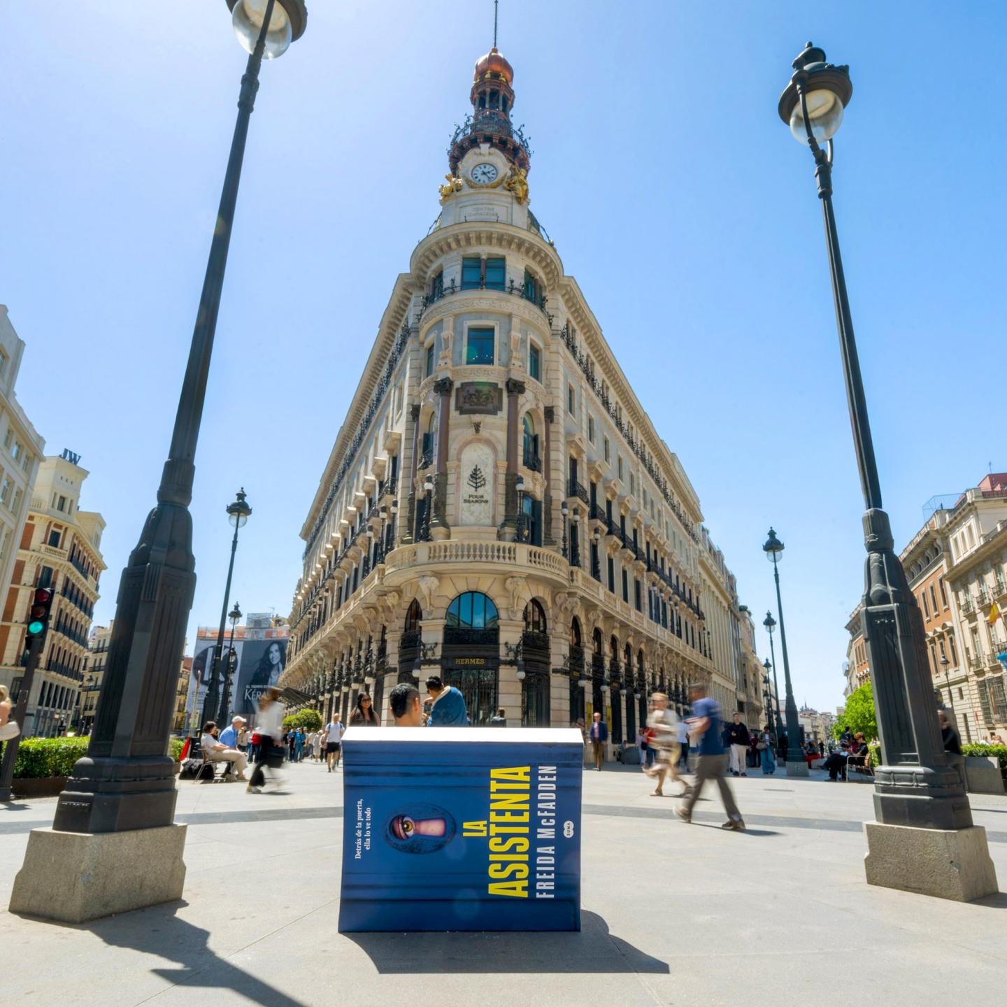 JCDecaux Siéntate a Leer urban book bench in central Madrid.