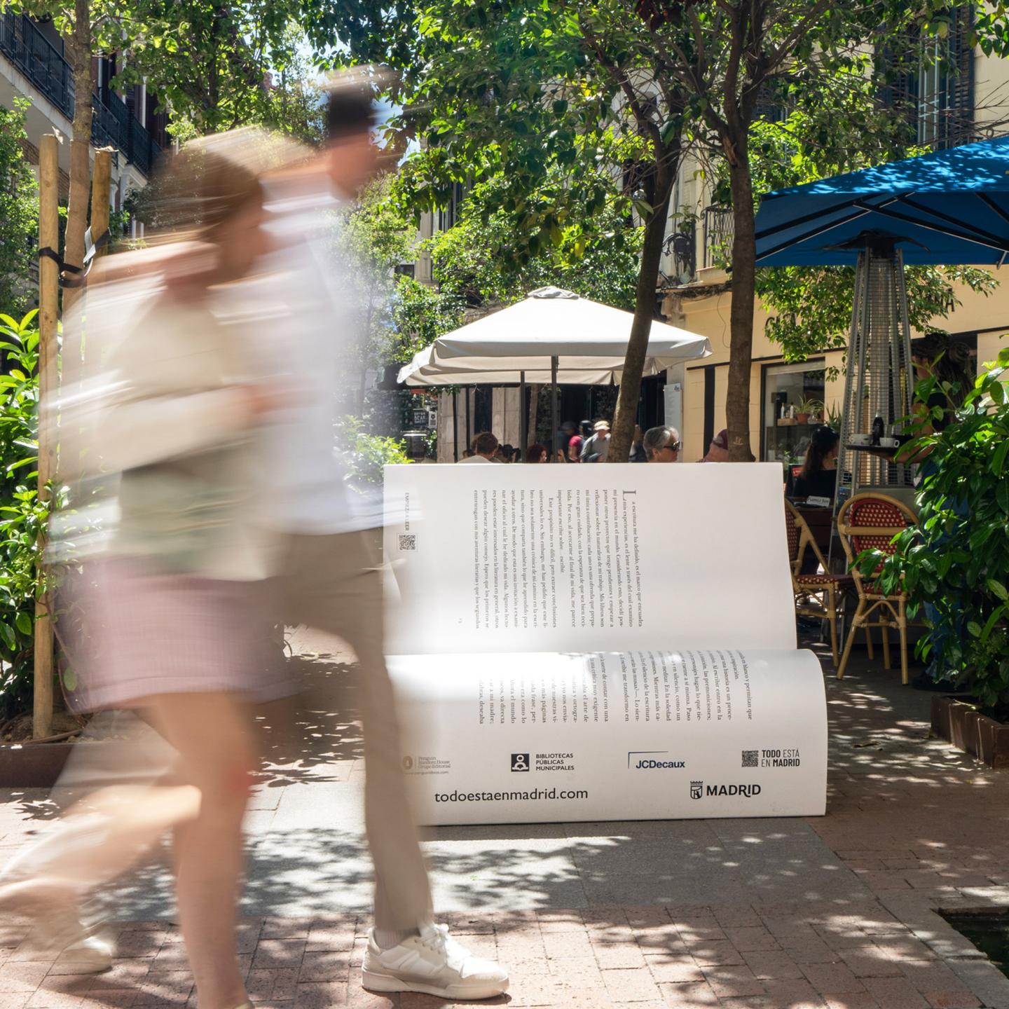 Close-up of the design of a JCDecaux book bench highlighting a classic work of Spanish literature