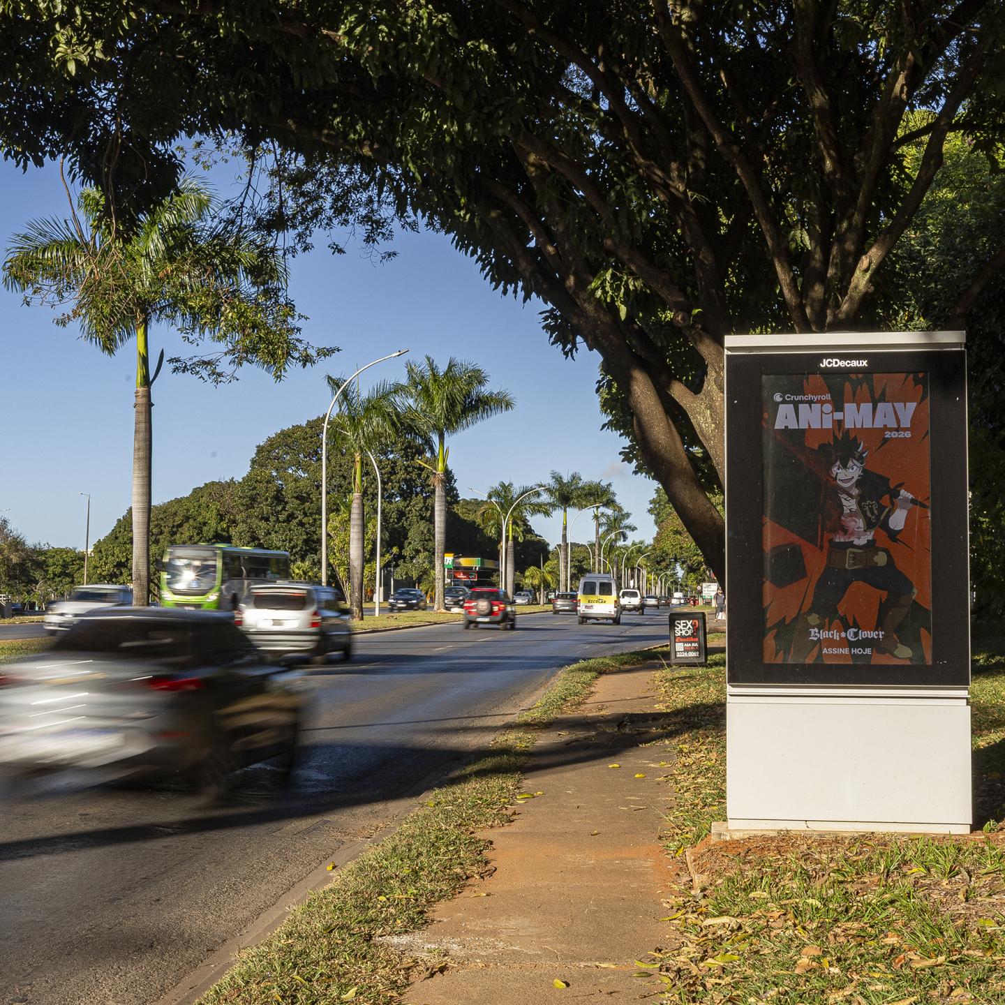 JCDecaux anime panels featuring Crunchyroll visuals.