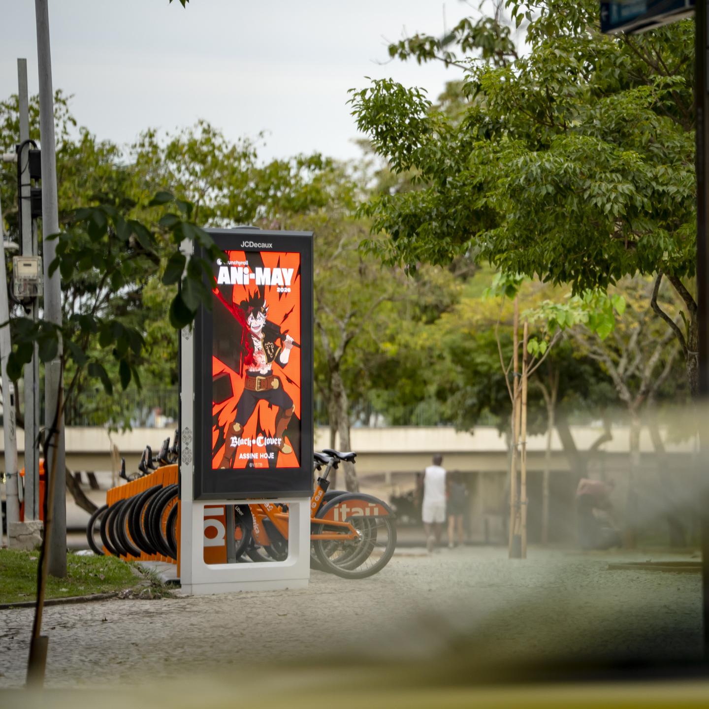 JCDecaux billboard featuring Crunchyroll artwork at a busy Brazilian crossroads.