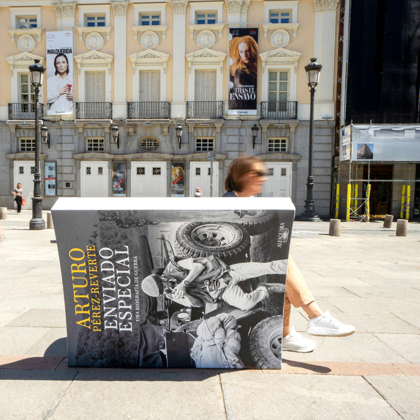 Image of Madrid resident sitting on a JCDecaux book bench, reading outdoors in the heart of the city.