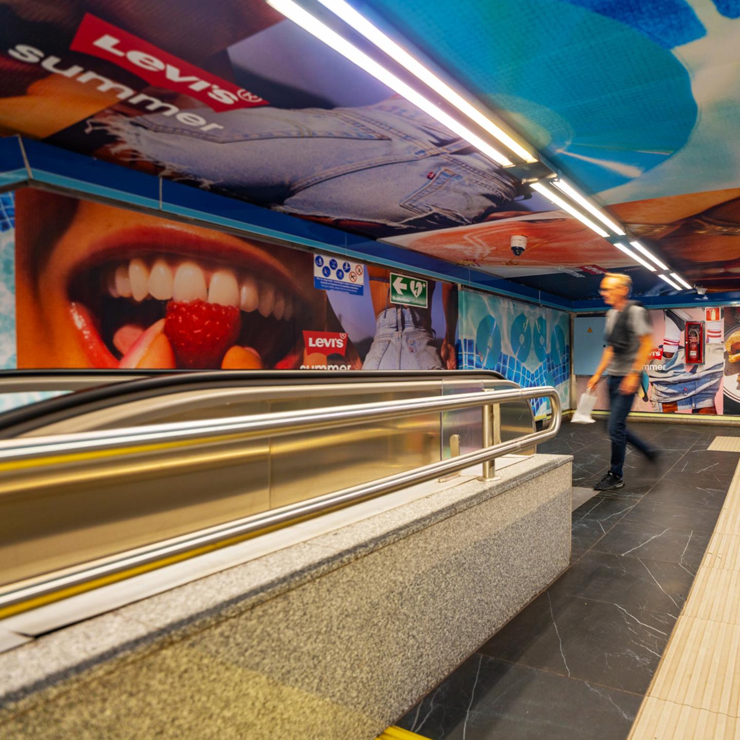 Branded pathway in Tribunal station linking the Levi’s campaign to the nearby Fuencarral store, showcasing JCDecaux’s metro‑to‑retail strategy.