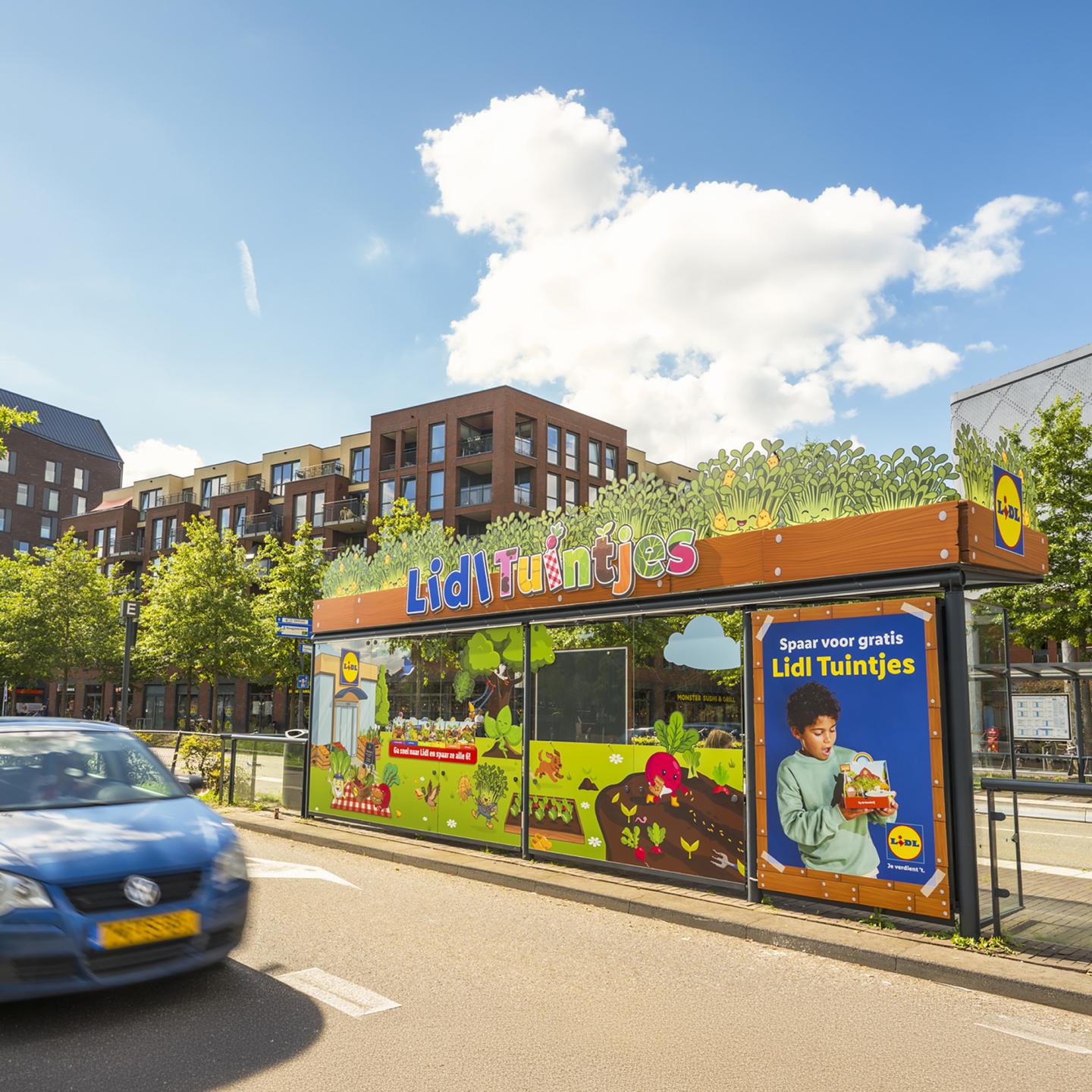 JCDecaux bus shelter in Zwolle transformed into a colorful Lidl Tuintjes urban garden, with illustrated vegetables on the roof and wooden panels inviting passers-by to start gardening in the city.