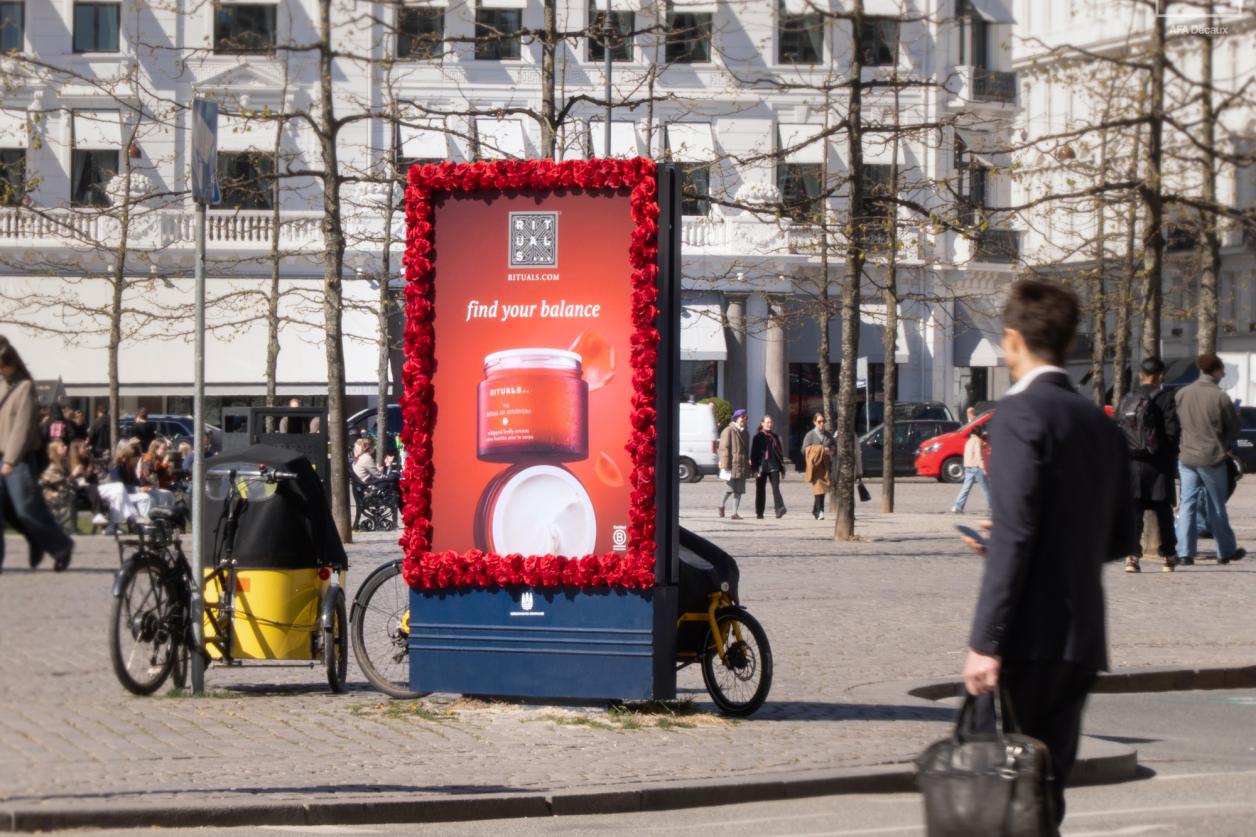 AFA Decaux – Rituals – Dekoreret abribus