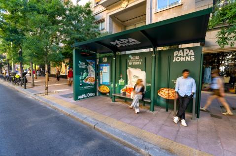 Campaña Papa Johns en marquesina de Madrid