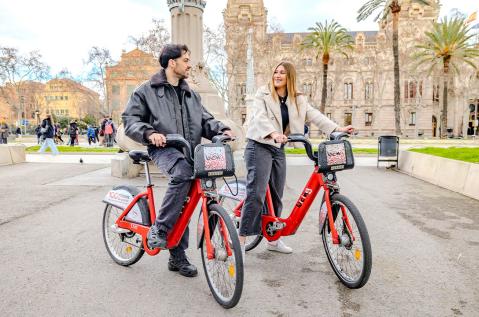 Una pareja pasea en bicicleta por Barcelona.