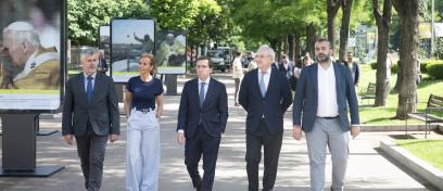 Acto de la inauguración de 'Las visitas papales a Madrid' con José Luis Martínez-Almeida; Almudena Maíllo, la concejala delegada de Turismo; Carlos Segura, el concejal-presidente del distrito Centro; , Miguel Ángel Oliver, el presidente de la Agencia EFE; y Carlos Barón, director general de JCDecaux España. 