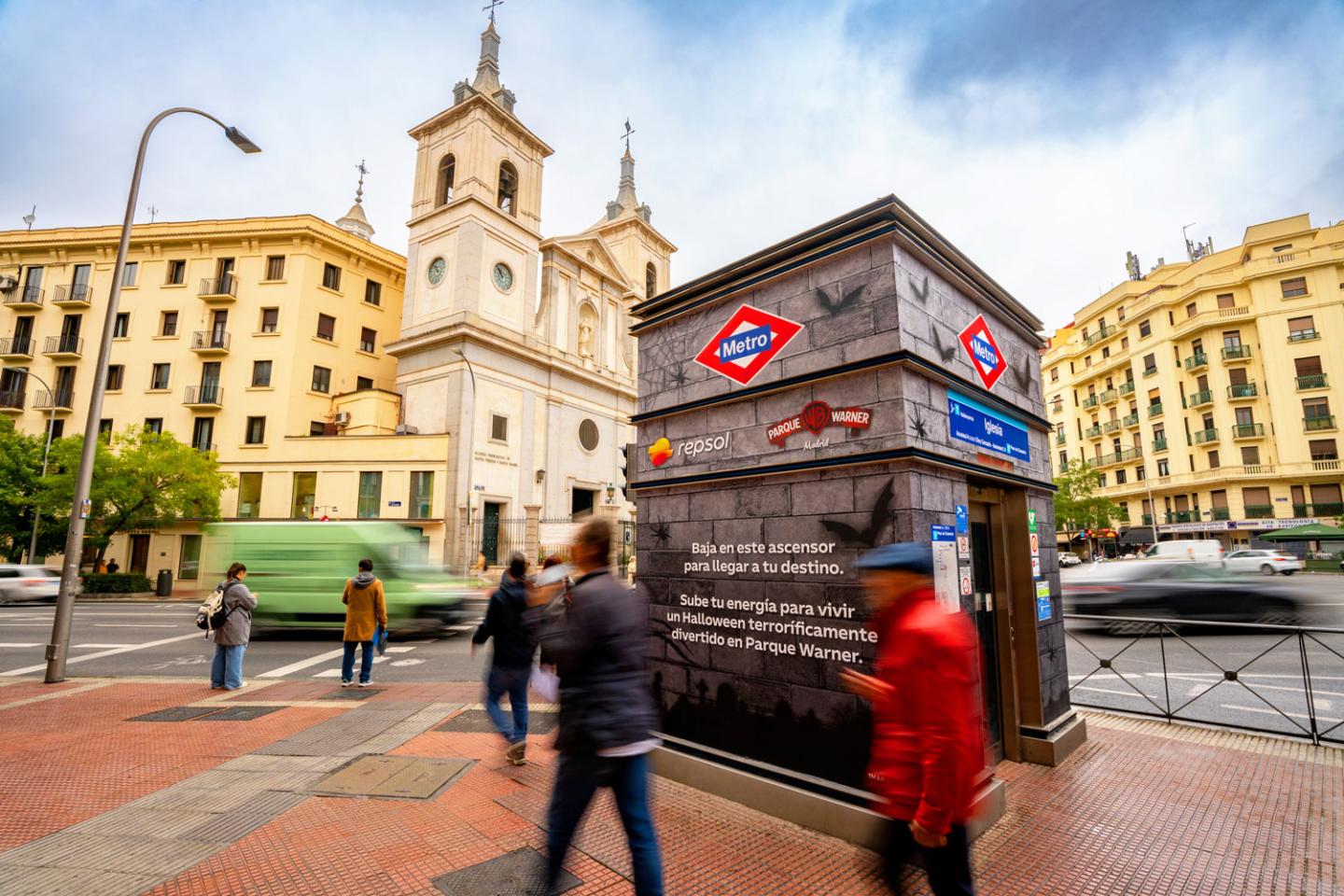 Ascensor de acceso al Metro de Madrid con vinilo integral en la estación de Iglesia