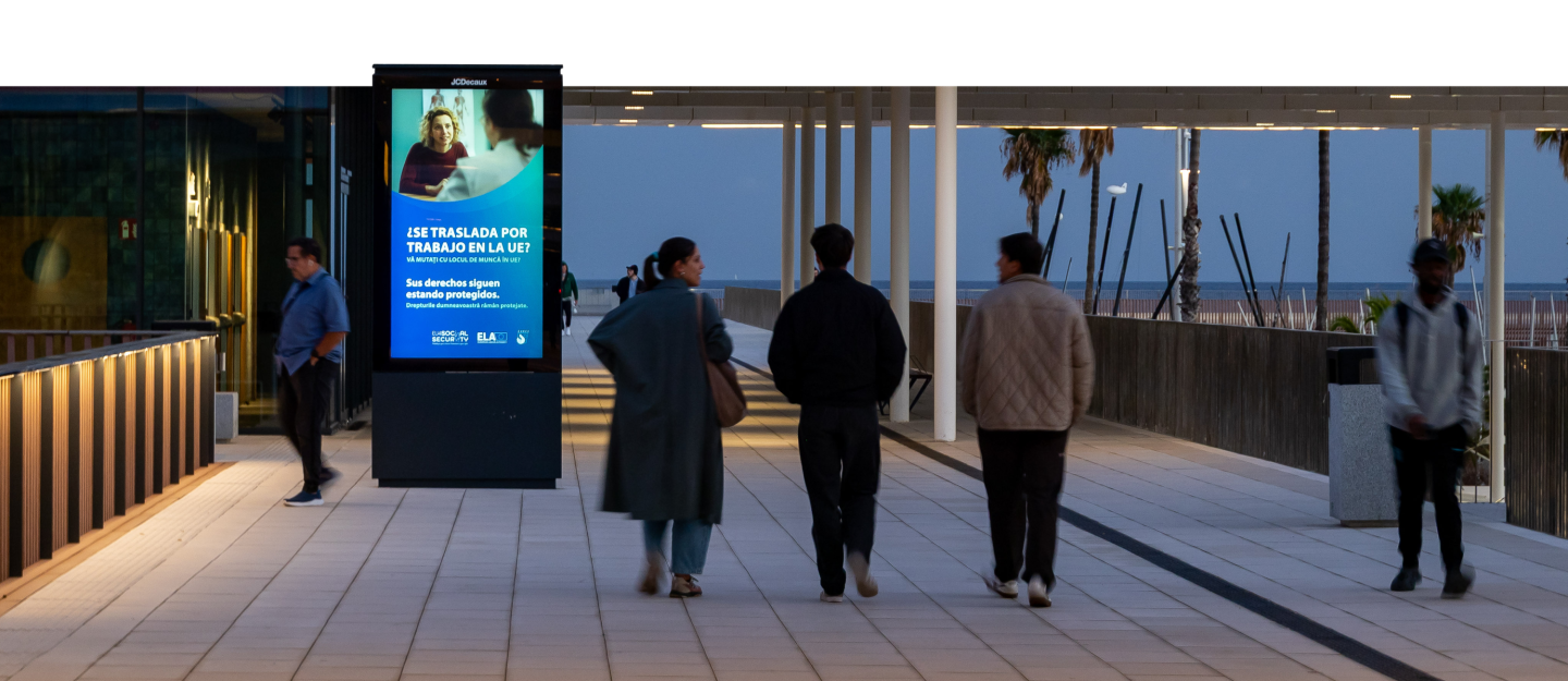 Pantalla con campaña informativa de ELA en mobiliario urbano de Barcelona
