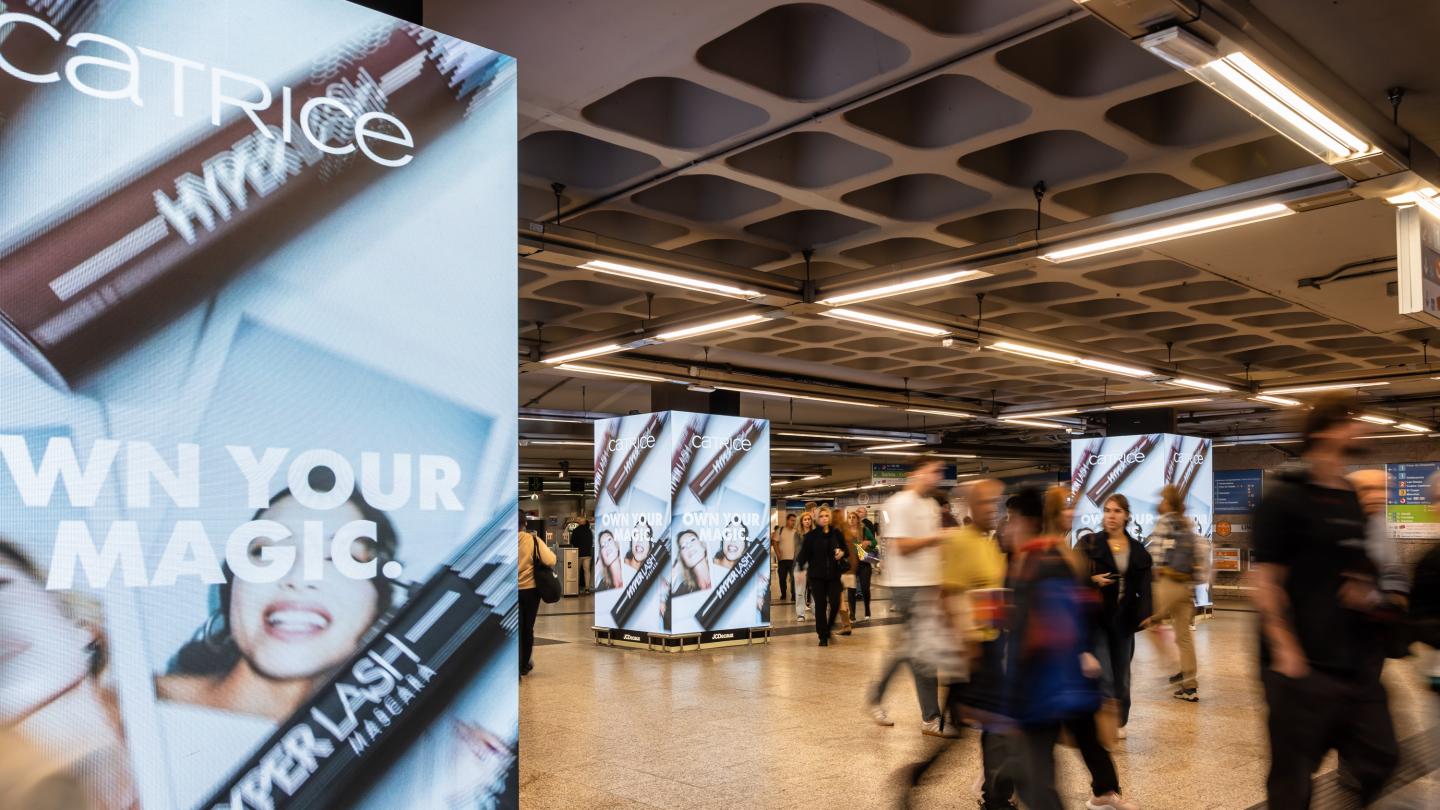 Campaña Cosnova en Metro de Madrid