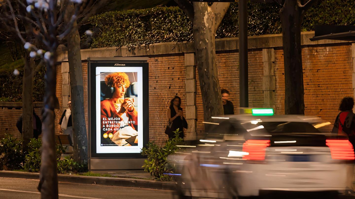 Campaña de Cathay en mupi en Madrid