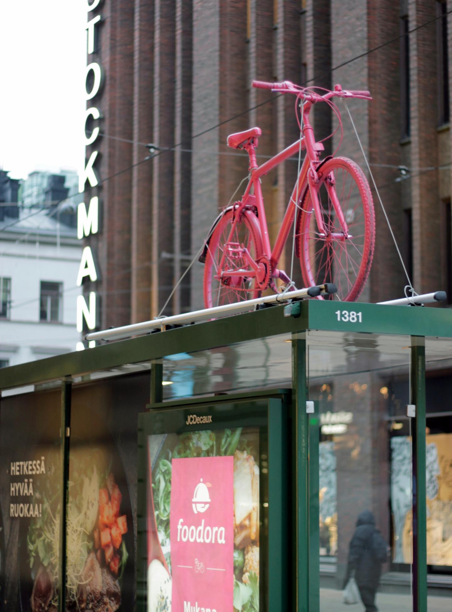 Foodora toi kaduilta tutut pinkit pyörät paraatipaikalle Helsingin keskustaan.