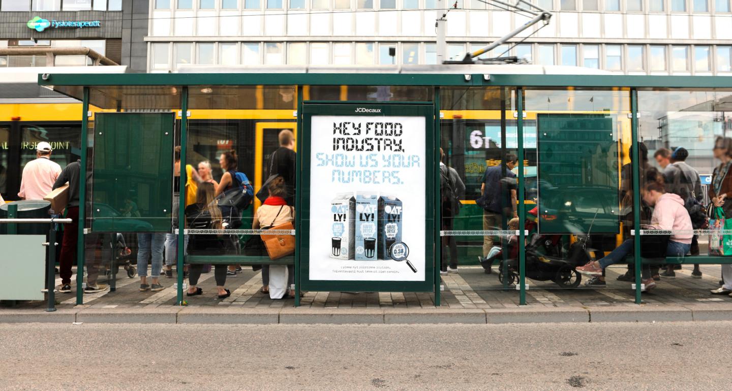Oatly kauramaito mainos jossa lukee hey food industry show us your numbers