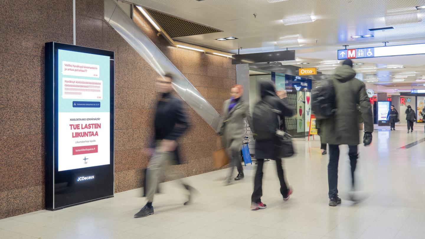ulkomainos lähellä opintoputkea fenniakorttelissa