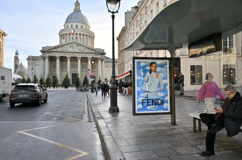 Une campagne d'affichage pour Fendi sur un mobilier urbain de JCDecaux à Paris