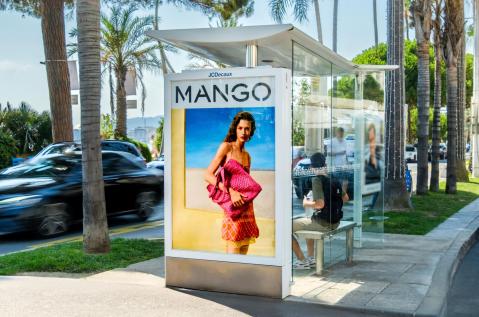 Une campagne d'affichage pour Mango sur un mobilier urbain de JCDecaux à Cannes