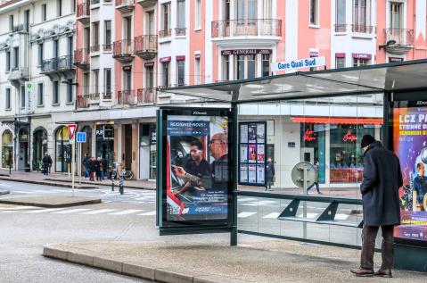 Campagne d'affichage publicitaire de Daussault sur un mobilier JCDecaux à Annecy