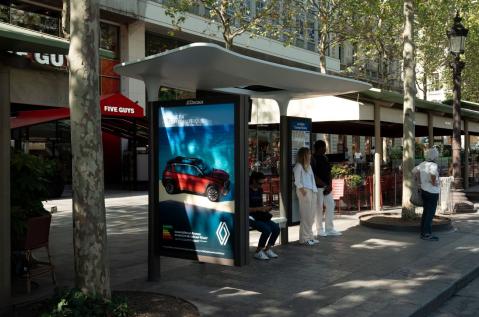 JCDecaux transforme son Abribus® en expérience immersive avec le toit ouvrant de la Renault 4 E-Tech