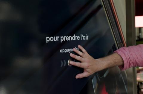 JCDecaux transforme son Abribus® en expérience immersive avec le toit ouvrant de la Renault 4 E-Tech