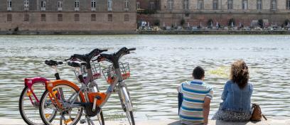 Couple en vélôToulouse au bord de la Garonne - Toulouse