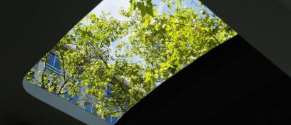 JCDecaux transforme son Abribus® en expérience immersive avec le toit ouvrant de la Renault 4 E-Tech