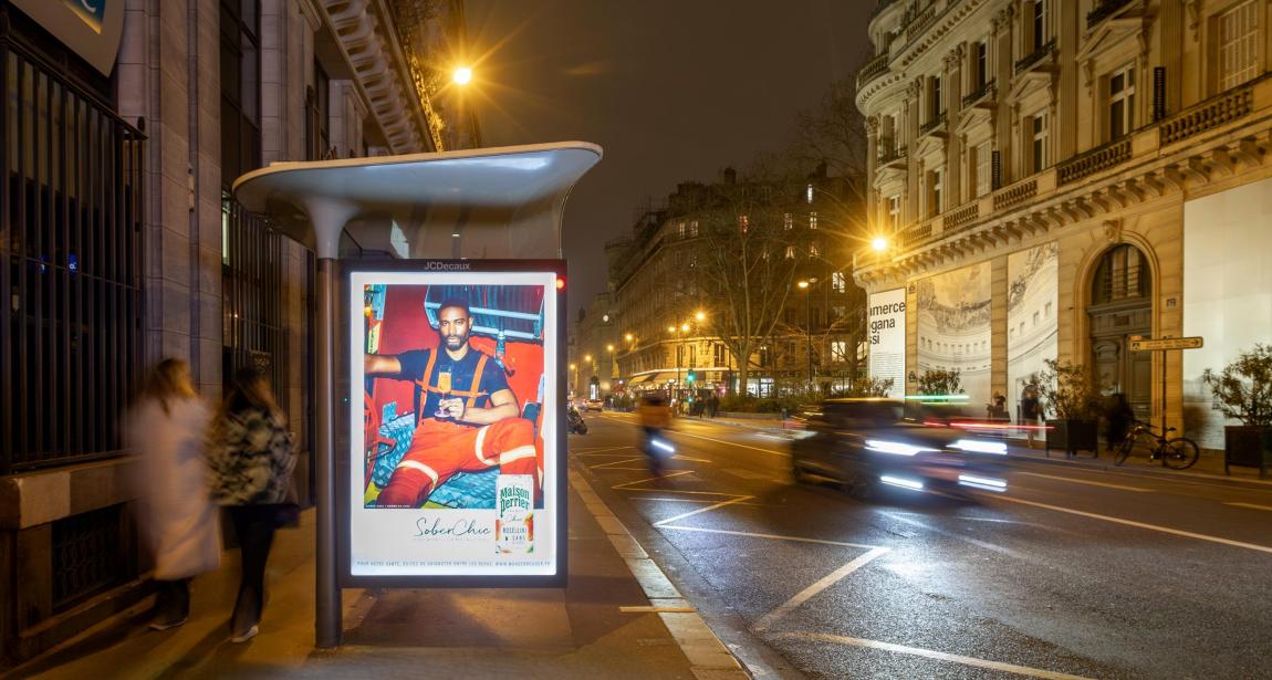 Un mobilier JCDecaux promeut la marque Perrier à Paris