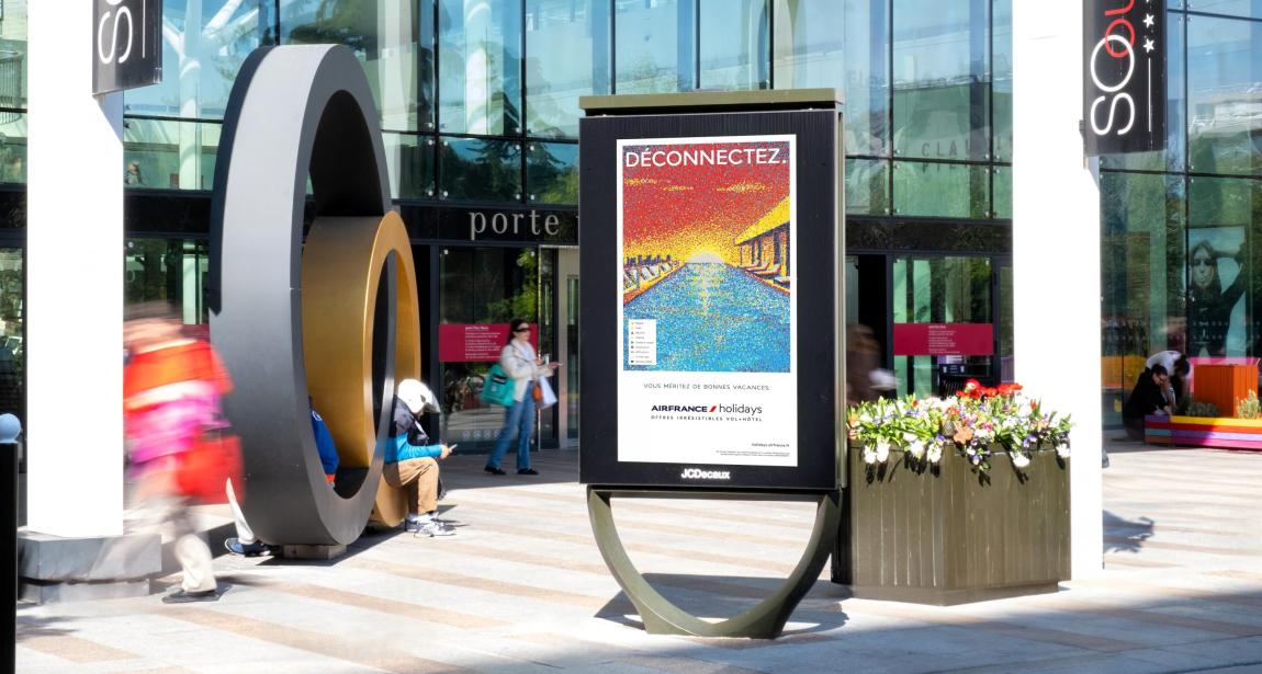 Un abribus publicitaire JCDecaux promeut la marque Air France à Paris