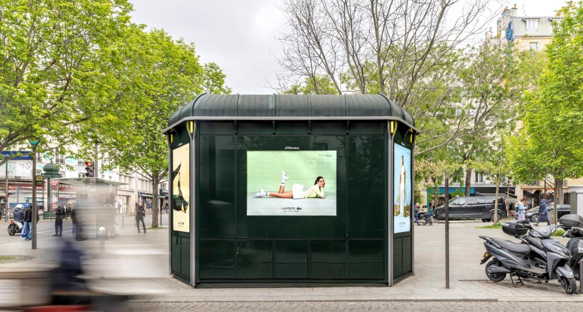 Une campagne d'affichage publicitaire JCDecaux pour la marque Lacoste sur un Kiosque