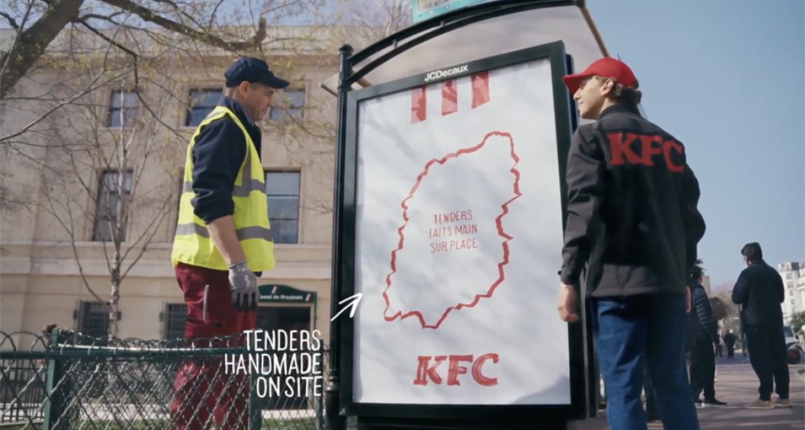 Campagne d'affichage publicitaire de KFC sur un mobilier JCDecaux à Troyes