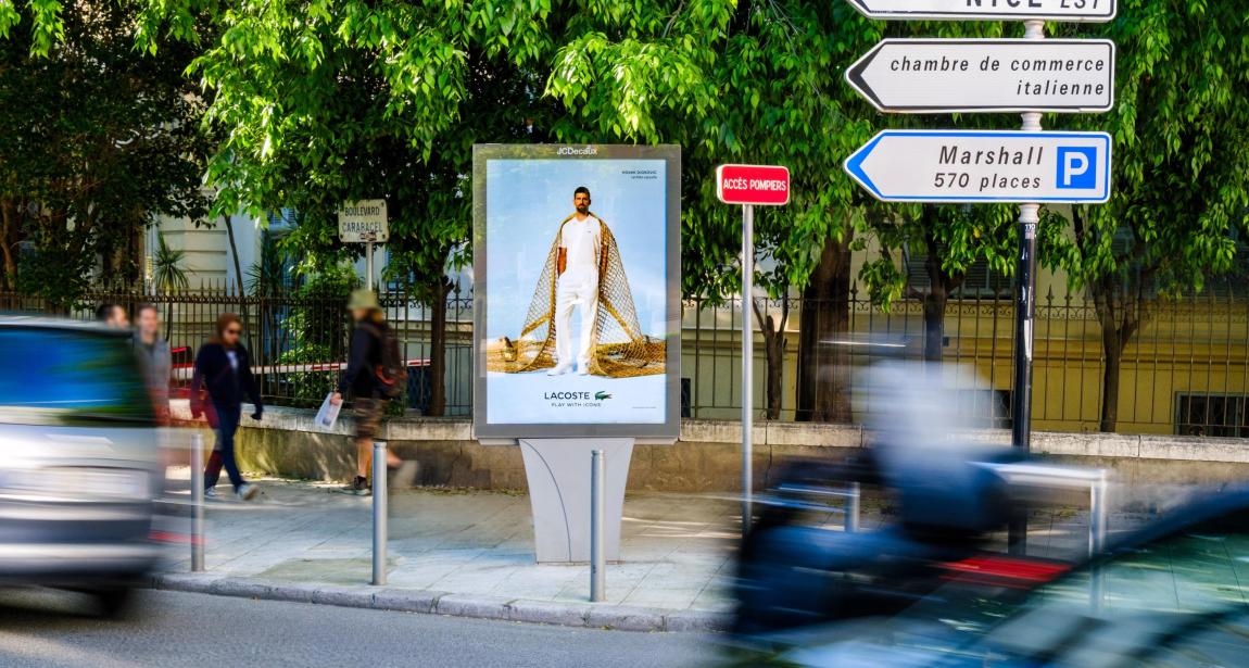 Campagne d'affichage publicitaire pour Lacoste sur un mobilier JCDecaux