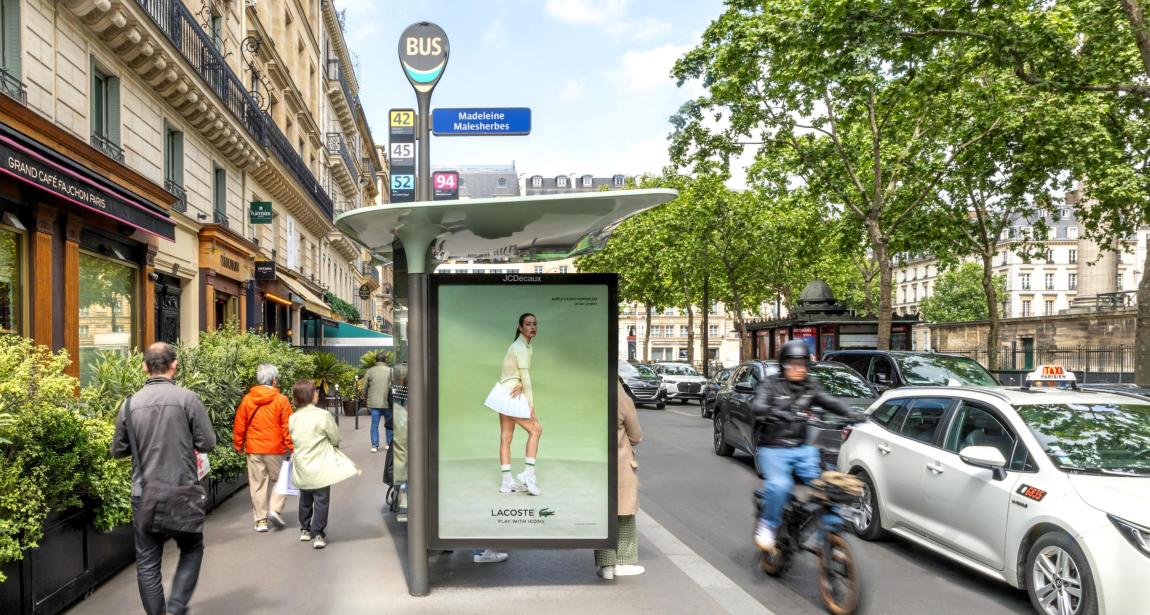 Une campagne d'affichage publicitaire de Lacoste sur un mobilier JCDecaux à Paris