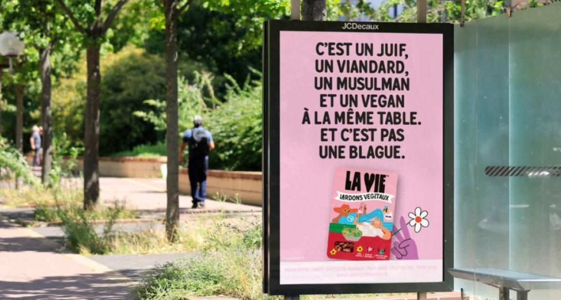 Une campagne d'affichage publicitaire de la marque La Vie sur un mobilier JCDecaux 