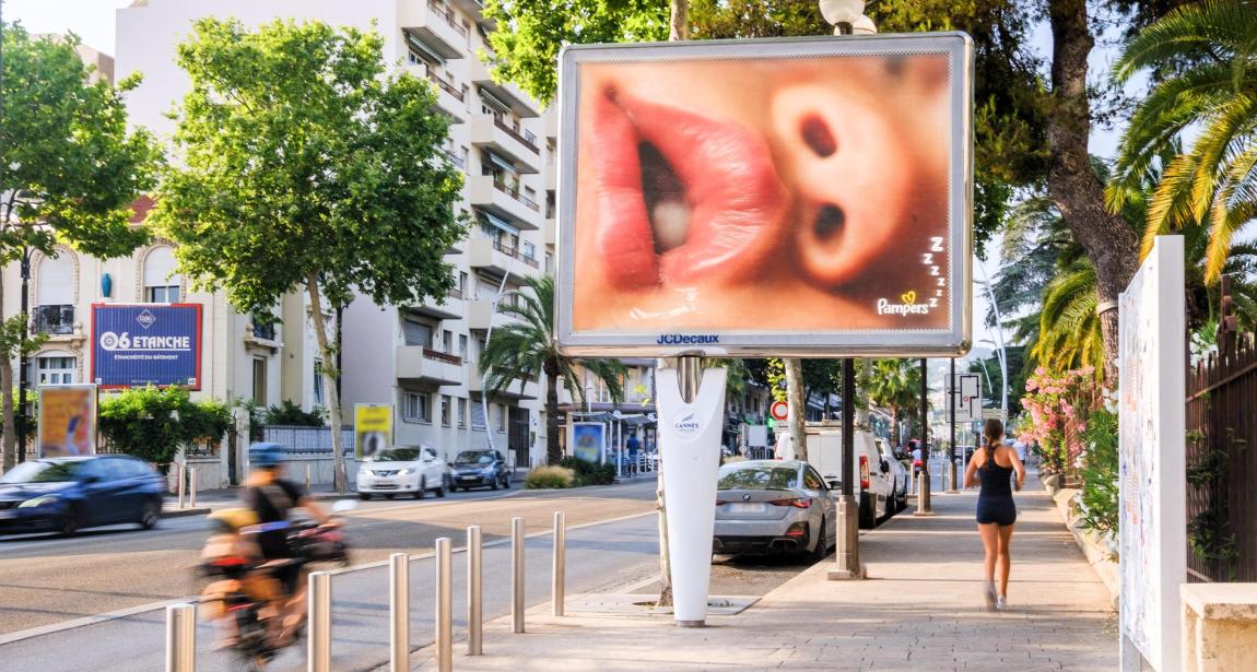 Campagne d'affichage publicitaire JCDecaux pour Pampers sur une vitrine 8m2