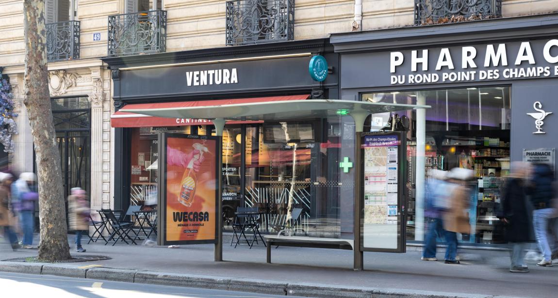Une campagne d'affichage publicitaire de WeCasa sur un mobilier JCDecaux à Paris