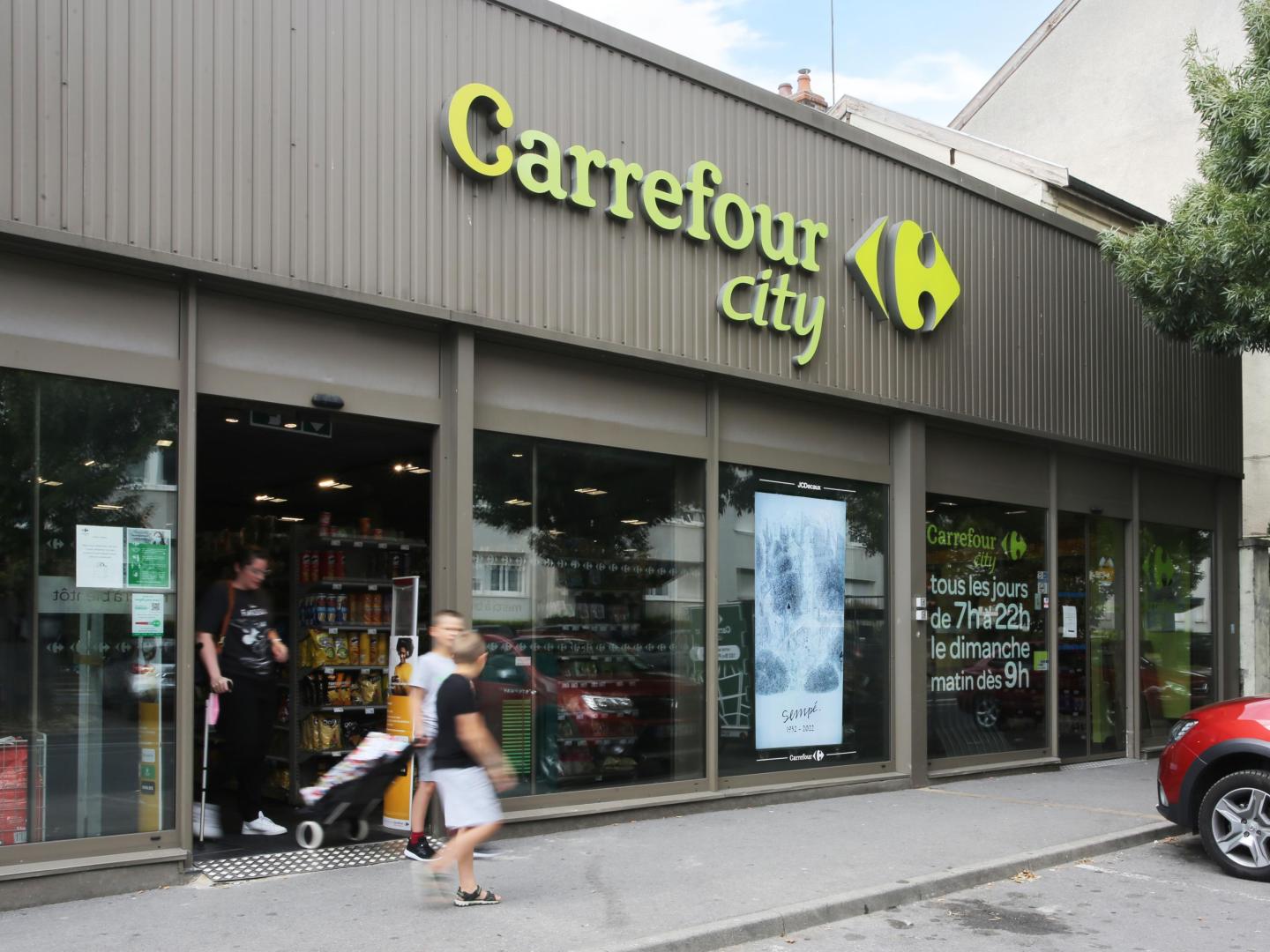 Affichage digital sur les vitrines d'un Carrefour City à Reims