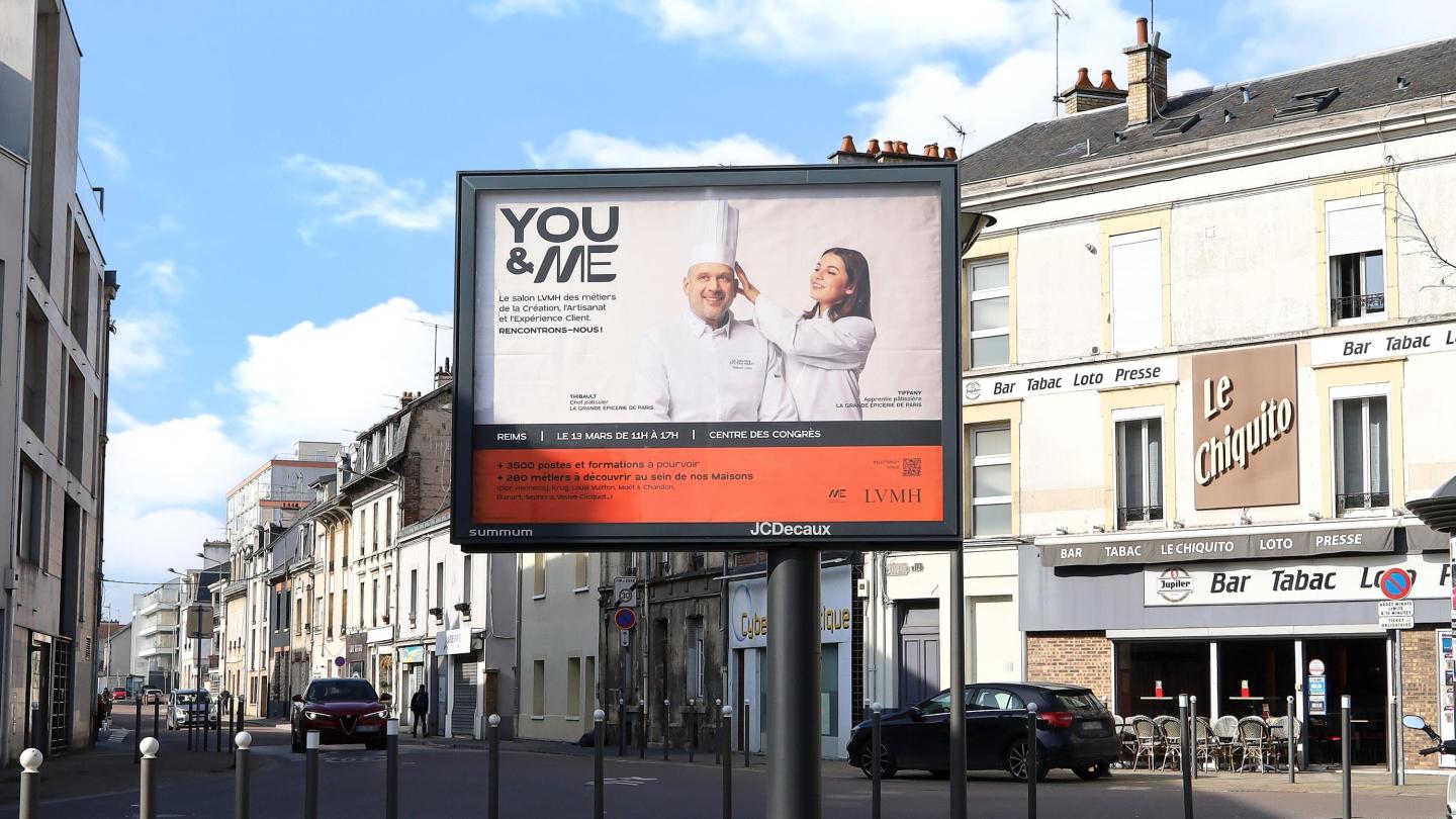 Un dispositif publicitaire en grand format promeut le salon LVMH à Reims