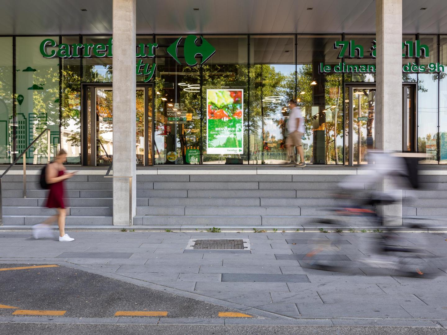 Un dispositif dooh visible sur le point de vente Carrefour City à Troyes