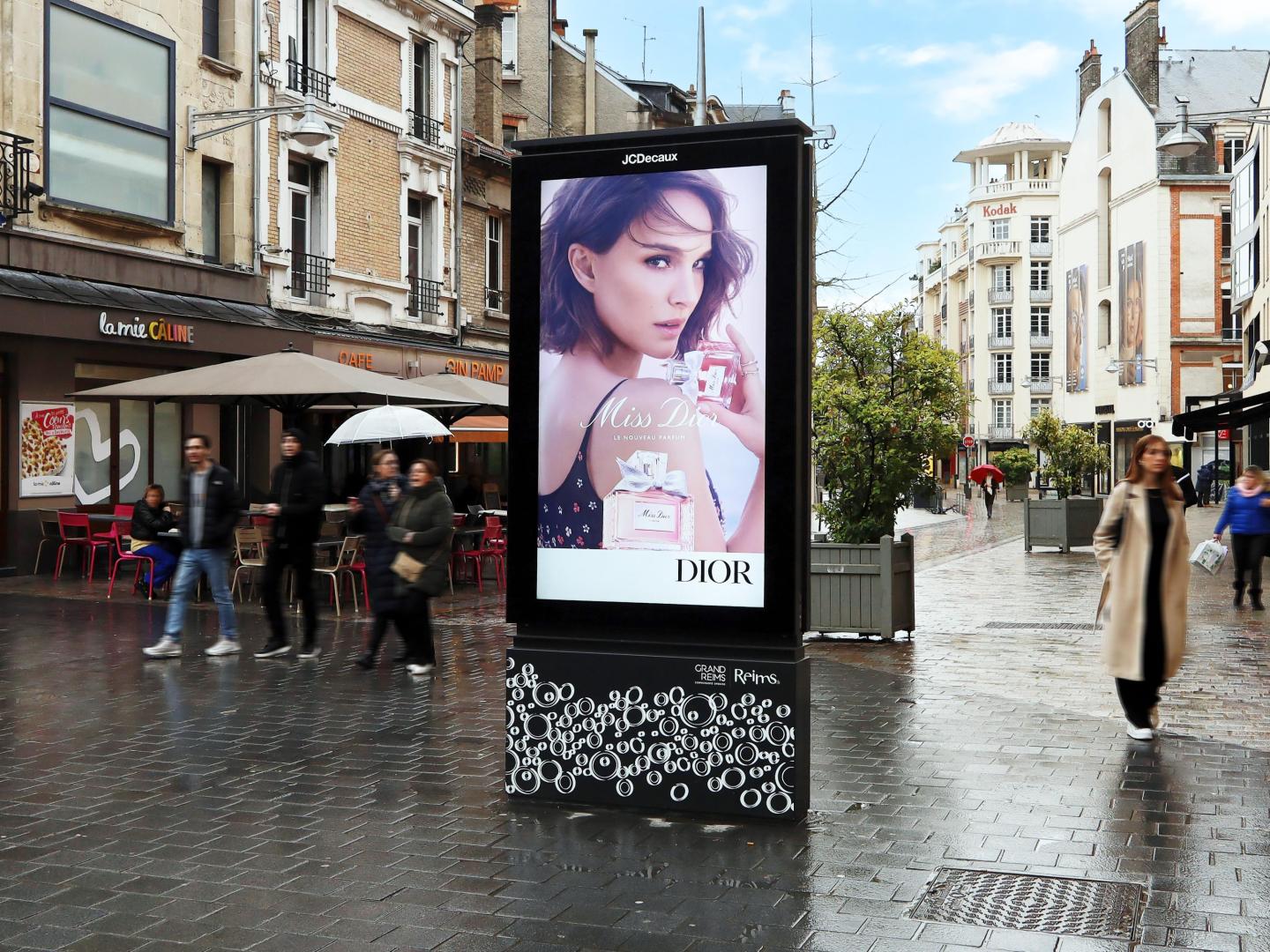 Campagne d'affichage Miss Dior sur un dispositif dooh à Reims