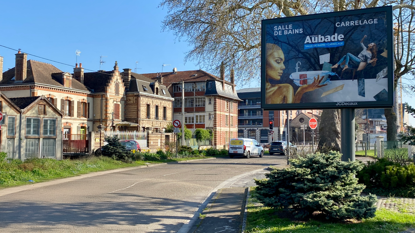 Affichage publicitaire d'Espace Aubade en grand format est visible à Troyes