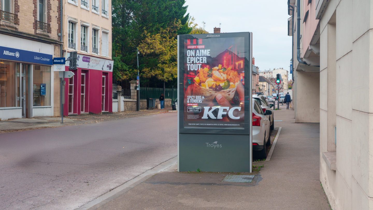 Campagne d'affichage publicitaire de KFC sur un mobilier JCDecaux à Troyes
