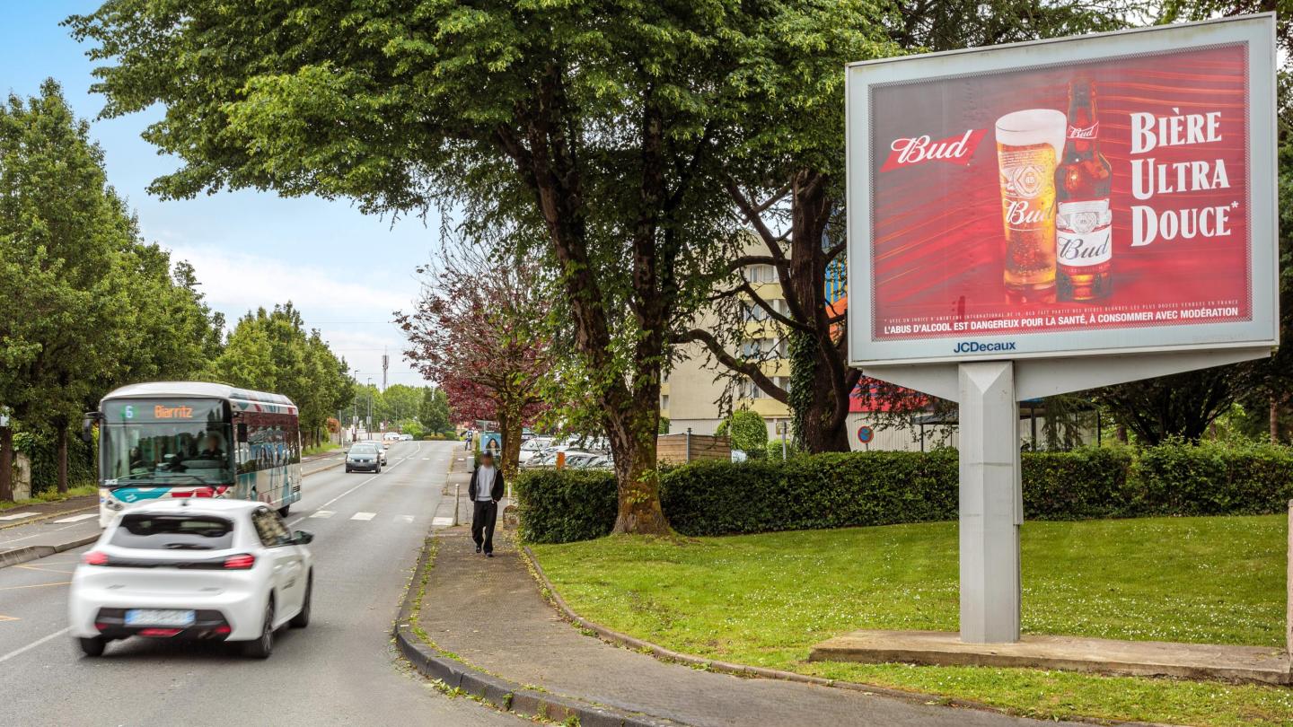 Une campagne d'affichage pour BUD sur un mobilier urbain de JCDecaux à Bayonne