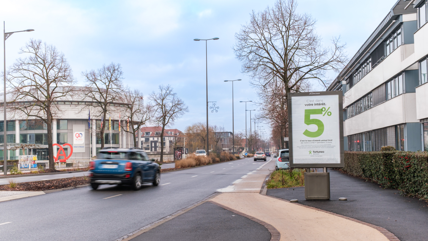 Un MUPI OOH JCDecaux promeut la marque Fortunéo à Colmar