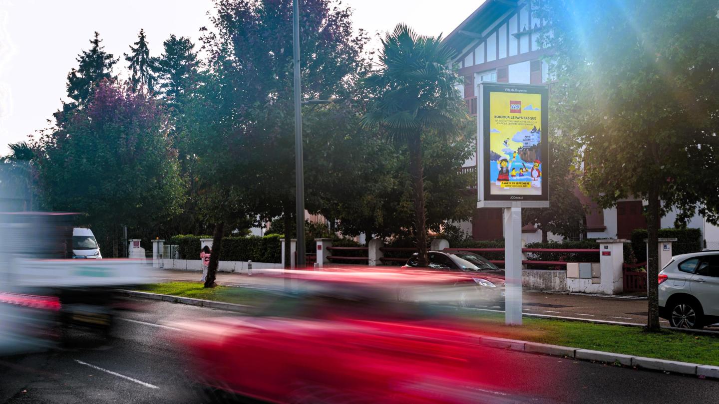 Campagne JCDecaux pour la marque Légo sur un mobilier DOOH à Bayonne