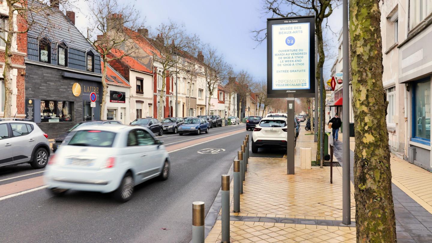 Une campagne d'affichage pour le Musée des Beaux-Arts à Calais sur un mobilier urbain de JCDecaux à Calais
