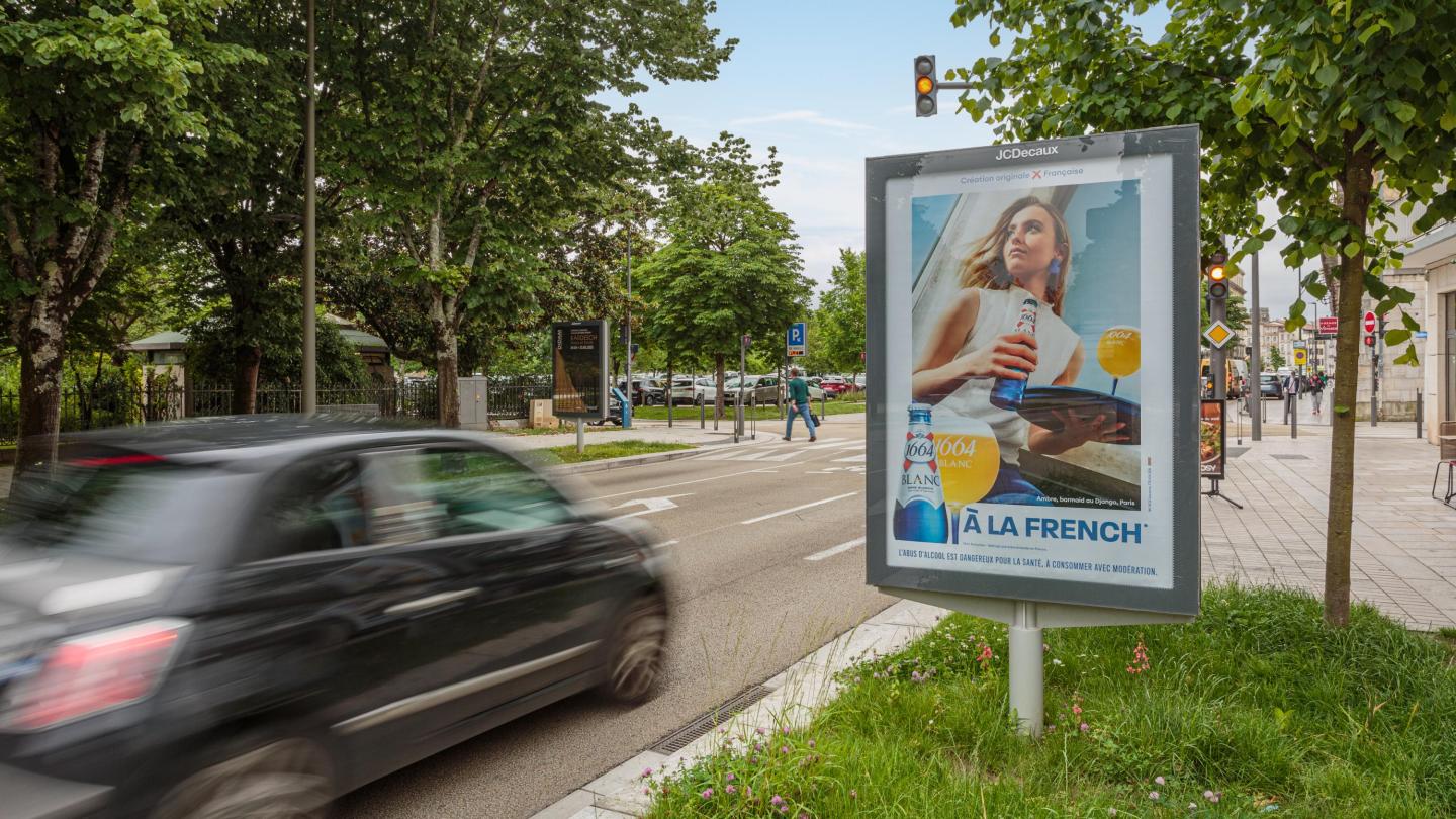 Un MUPI OOH JCDecaux promeut la marque 1664 à Bayonne