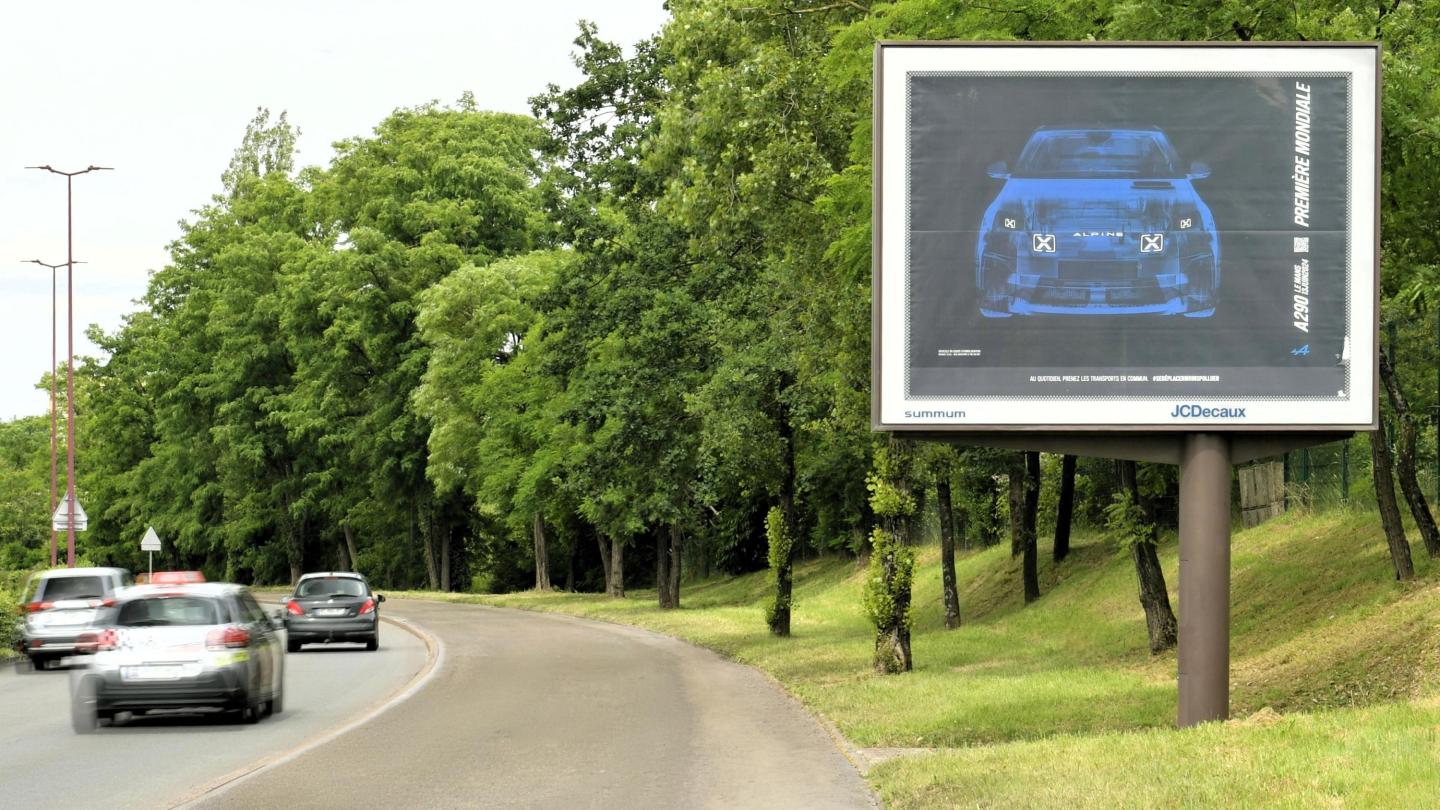 Une campagne d'affichage Alpine sur un mobilier urbain JCDecaux au Mans