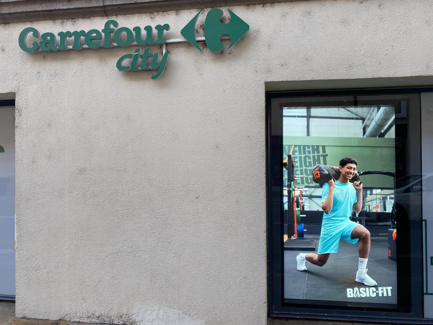 Campagne JCDecaux pour la marque Basic fit sur un écran Carrefour à Metz