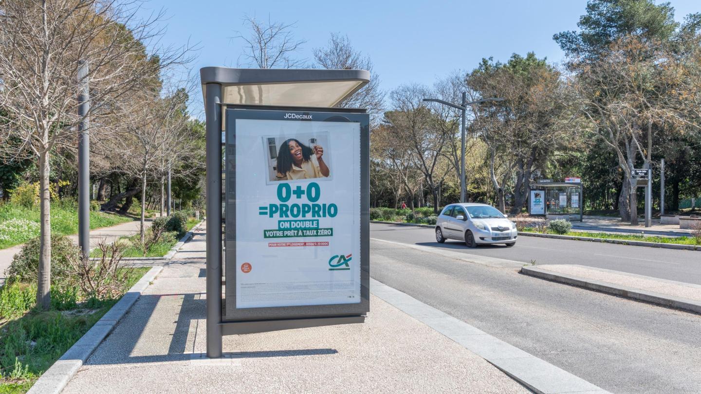Une campagne d'affichage pour Crédit Agricole sur un mobilier urbain de JCDecaux à Aix-en-Provence